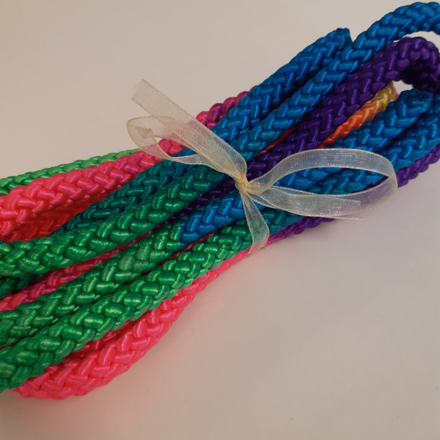 Sateenkaarisävyinen hyppynaru