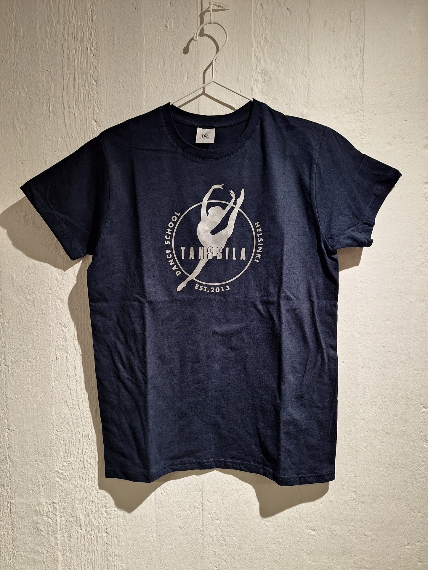 Tanssila, aikuisten tummansininen t-paita hopeisella logolla