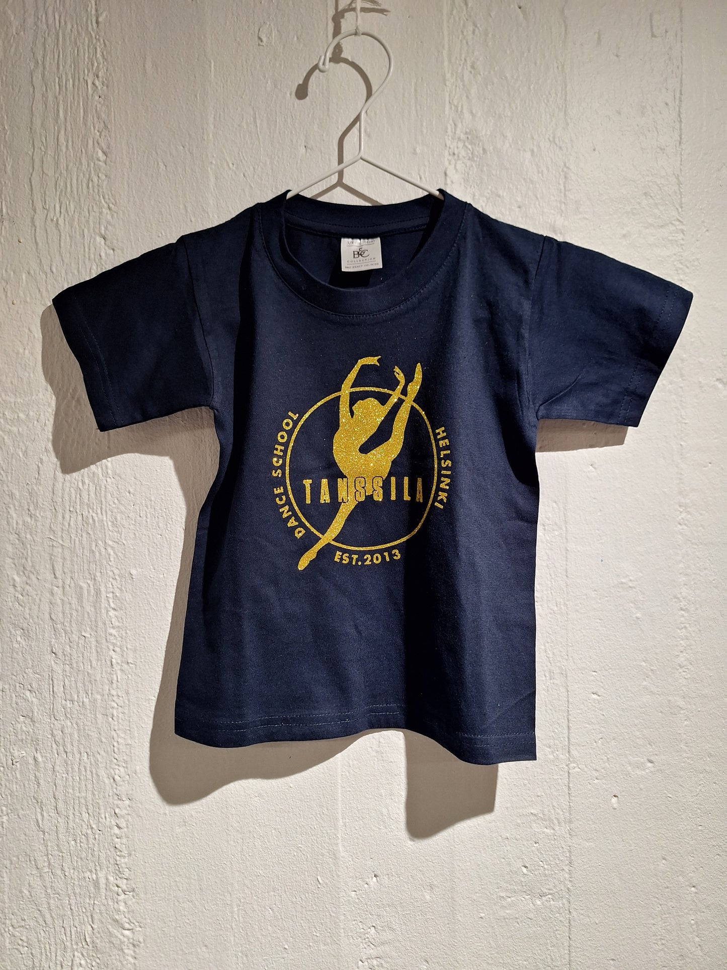 Tanssila, lasten tummansininen t-paita kultaisella logolla