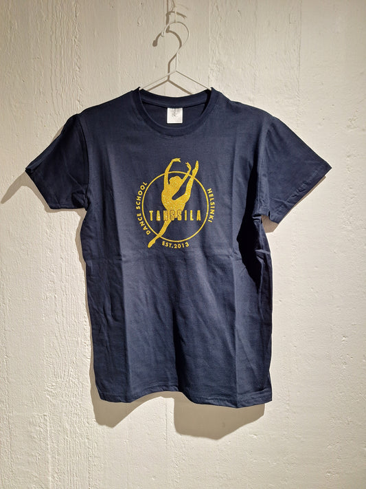 Tanssila, aikuisten tummansininen t-paita kultaisella logolla