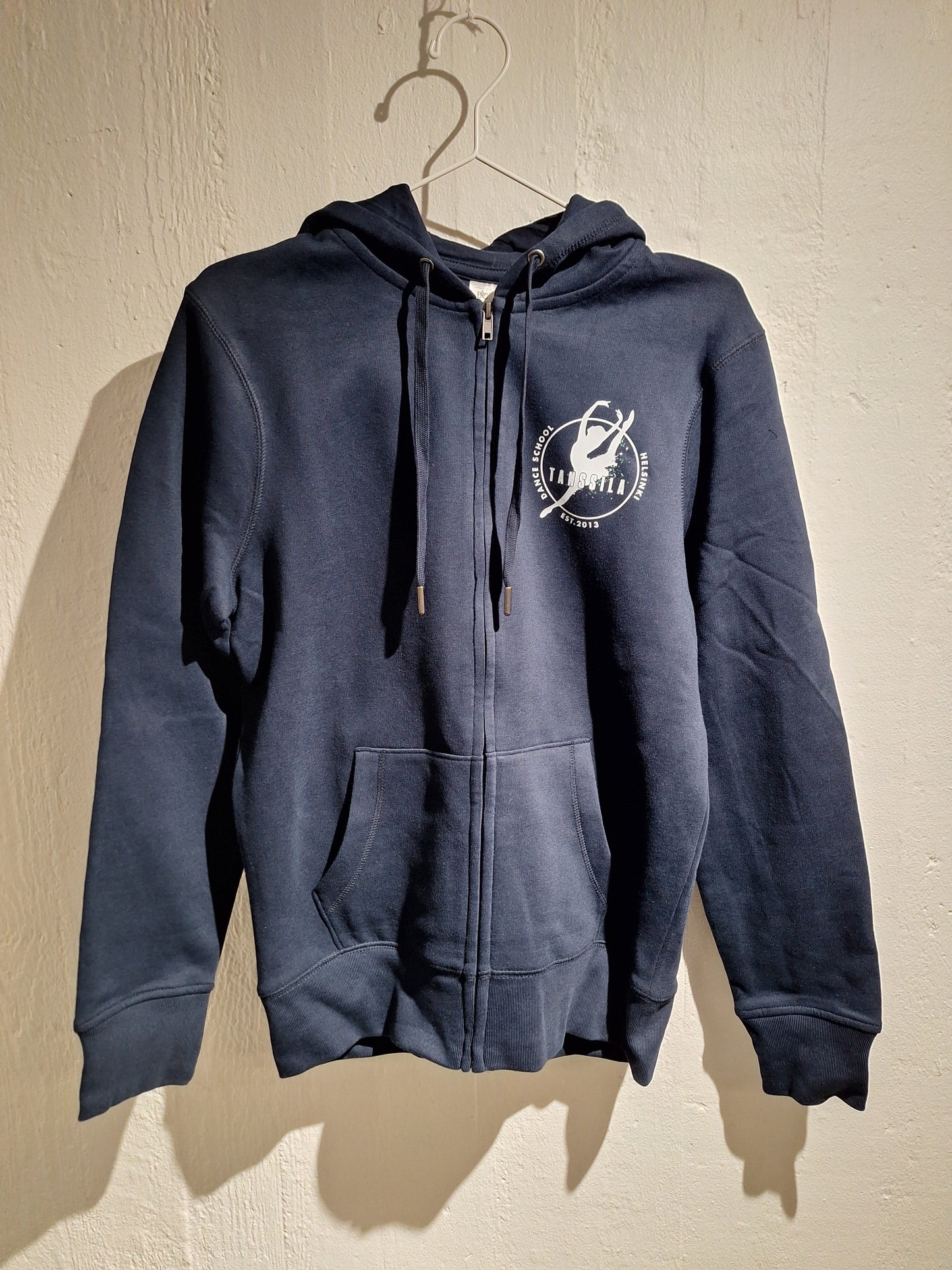 Tanssila, aikuisten tummansininen vetoketjuhuppari valkoisella logolla