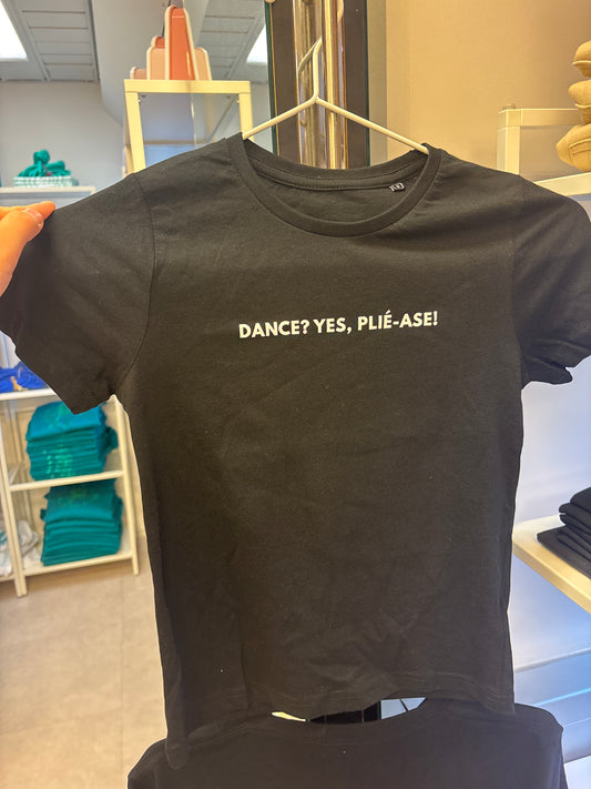 Tanssila, aikuisten musta t-paita, Dance? Yes, Plié-ase!