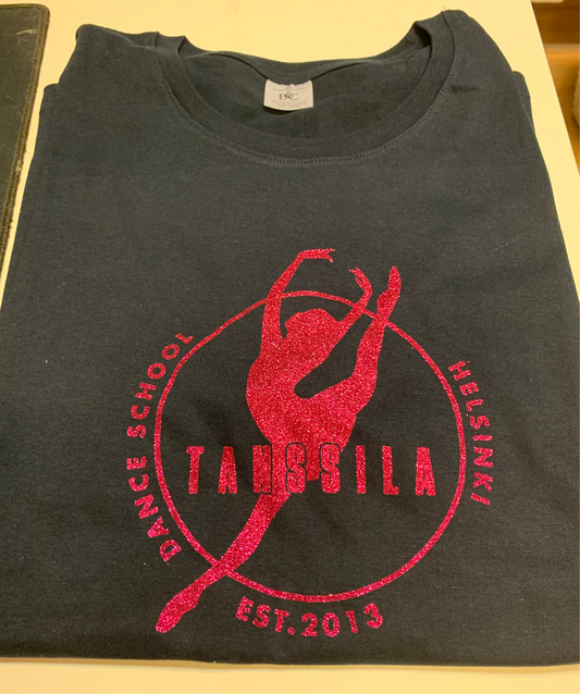 Tanssila, lasten tummansininen t-paita pinkillä glitter logolla