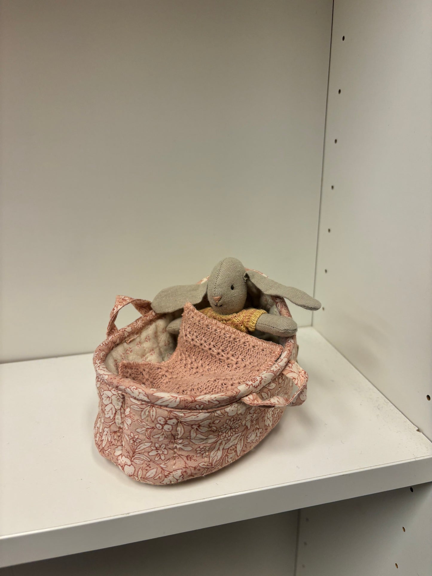 Maileg pupu pehmeässä kantosängyssä