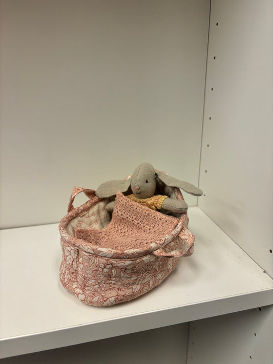 Maileg pupu pehmeässä kantosängyssä
