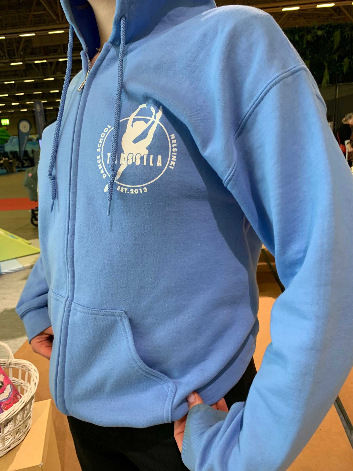 Tanssila, vaaleansininen vetoketjuhuppari, valkoinen painatus, ympyrälogo