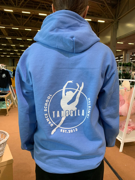 Tanssila, vaaleansininen vetoketjuhuppari, valkoinen painatus, ympyrälogo