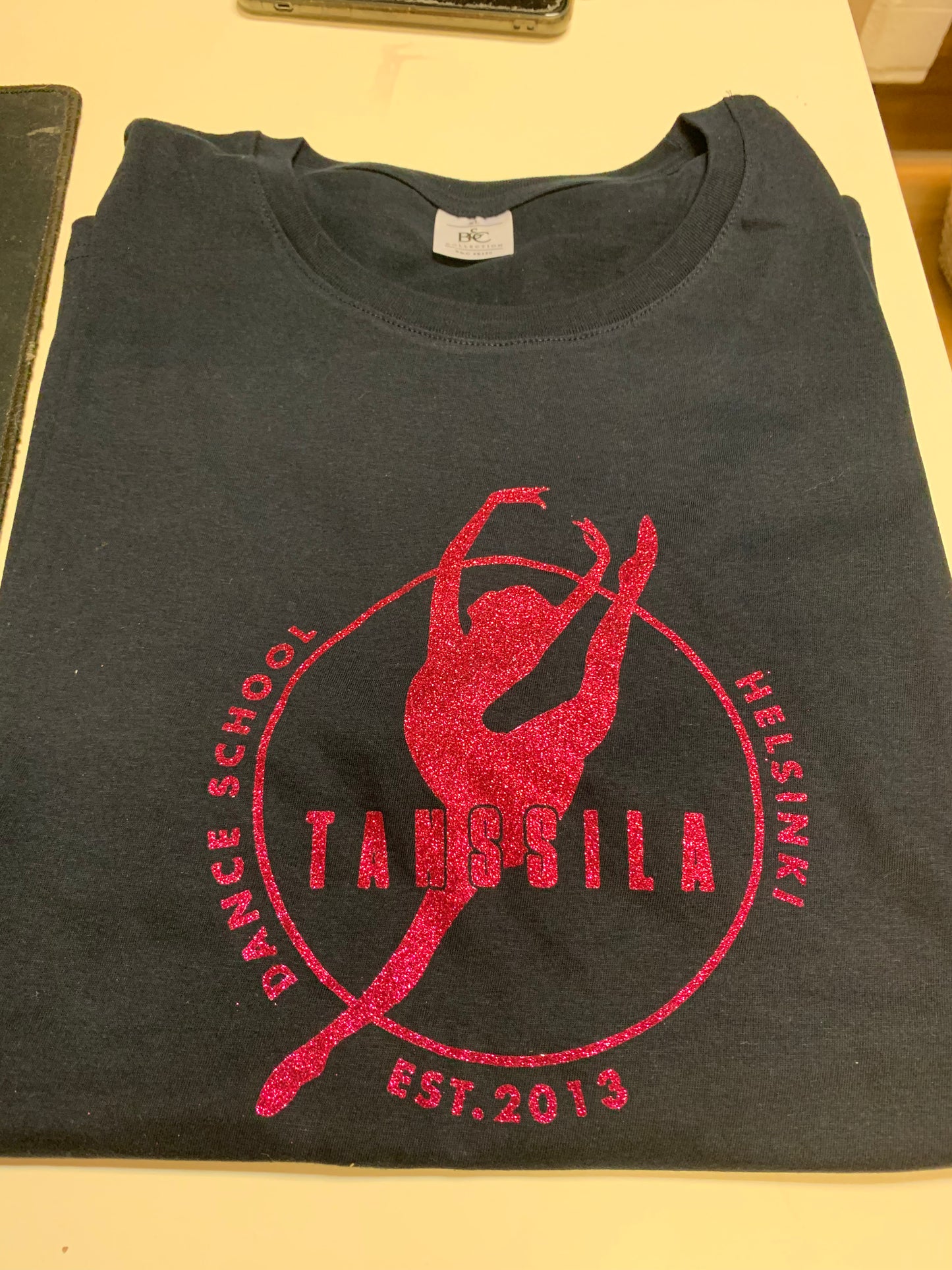 Tanssila, lasten tummansininen t-paita pinkillä glitter logolla