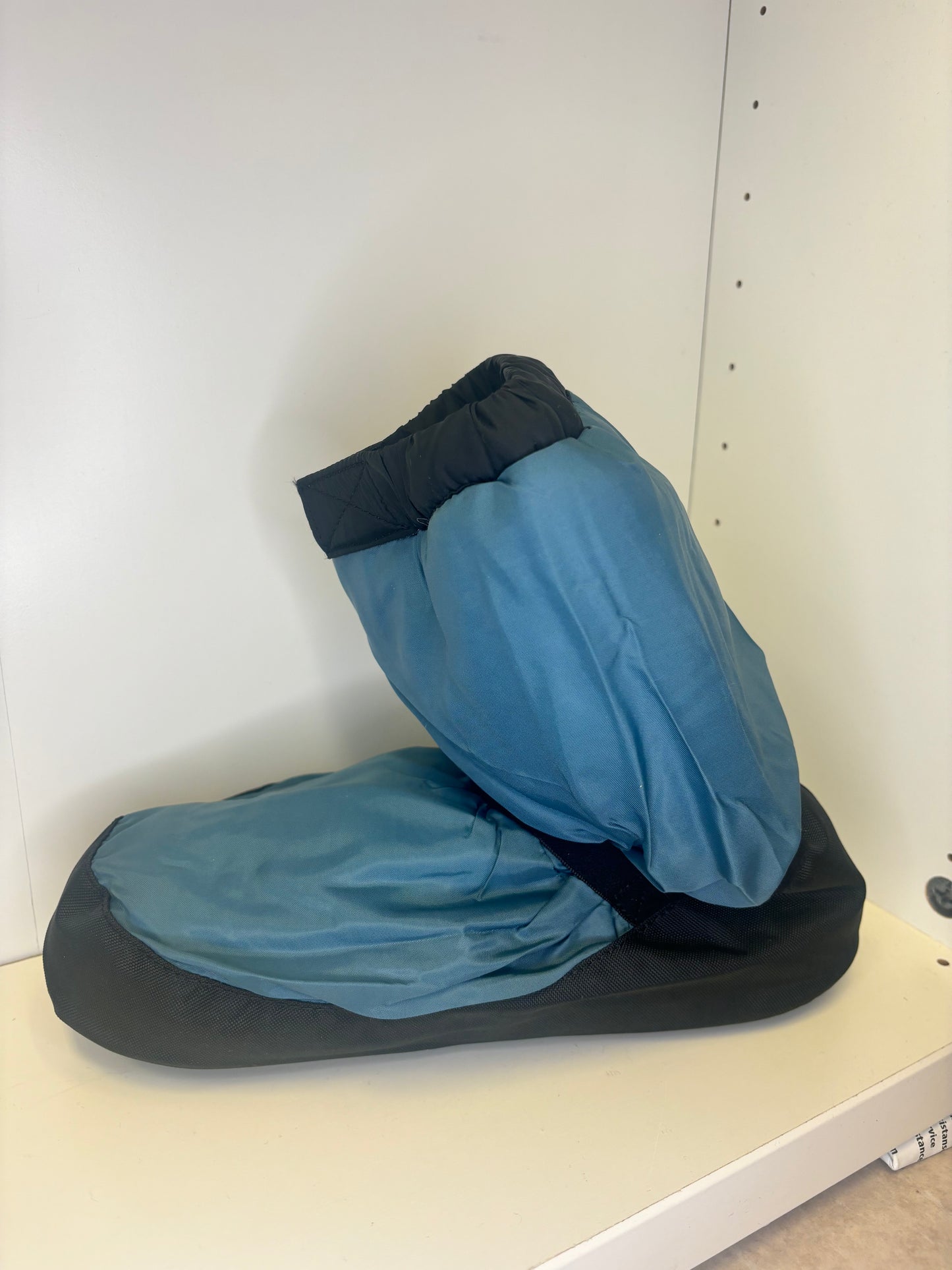 Bloch, tumman siniset lämmittelytossut