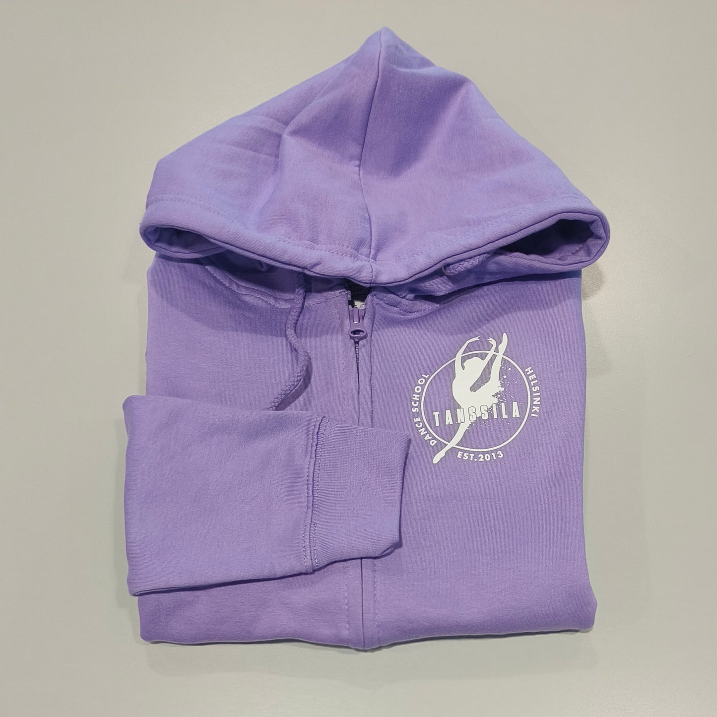 Tanssila, aikuisten laventeli vetoketjuhuppari valkoisella logolla