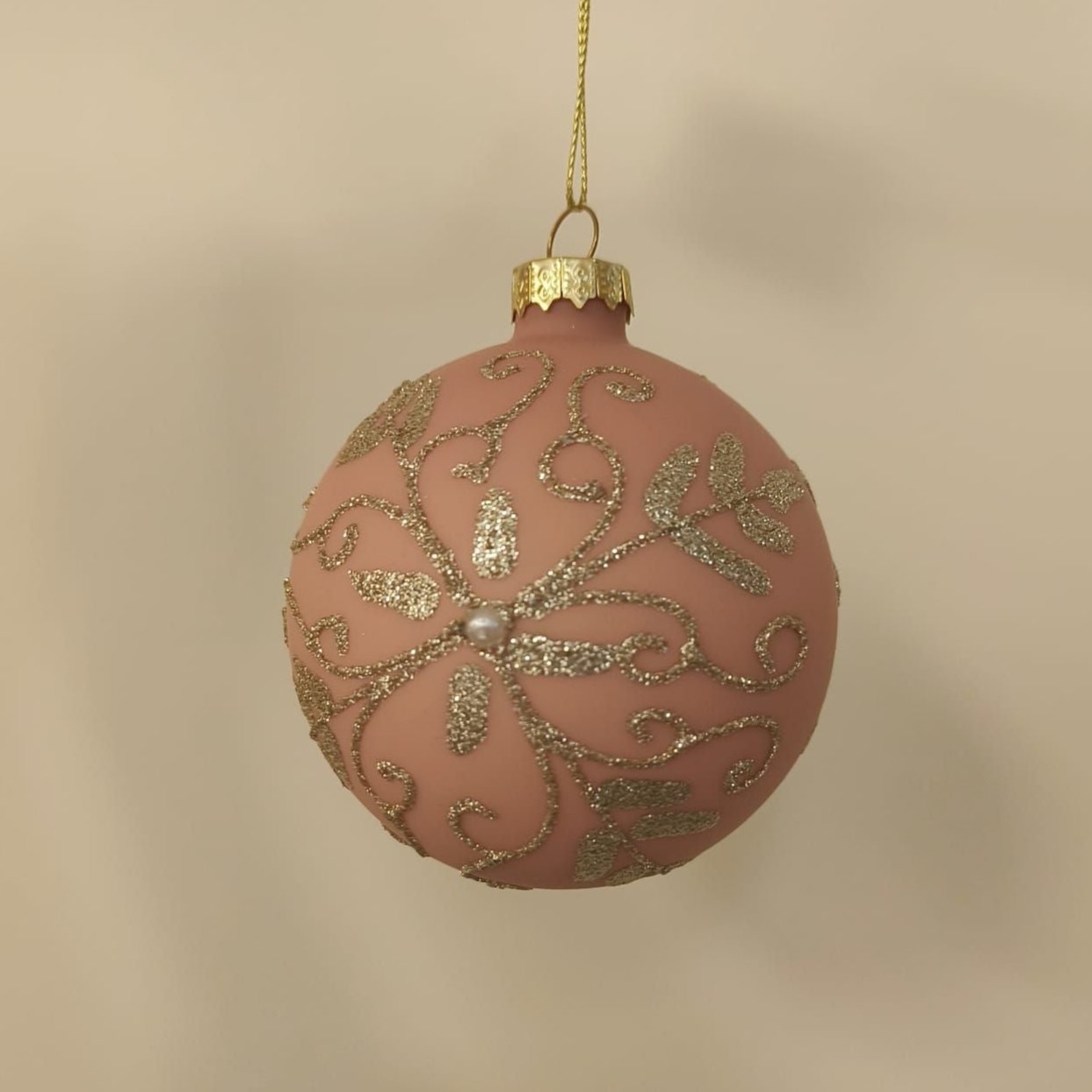 Weiste, vaaleanpunainen lasipallo kukkakimalteella