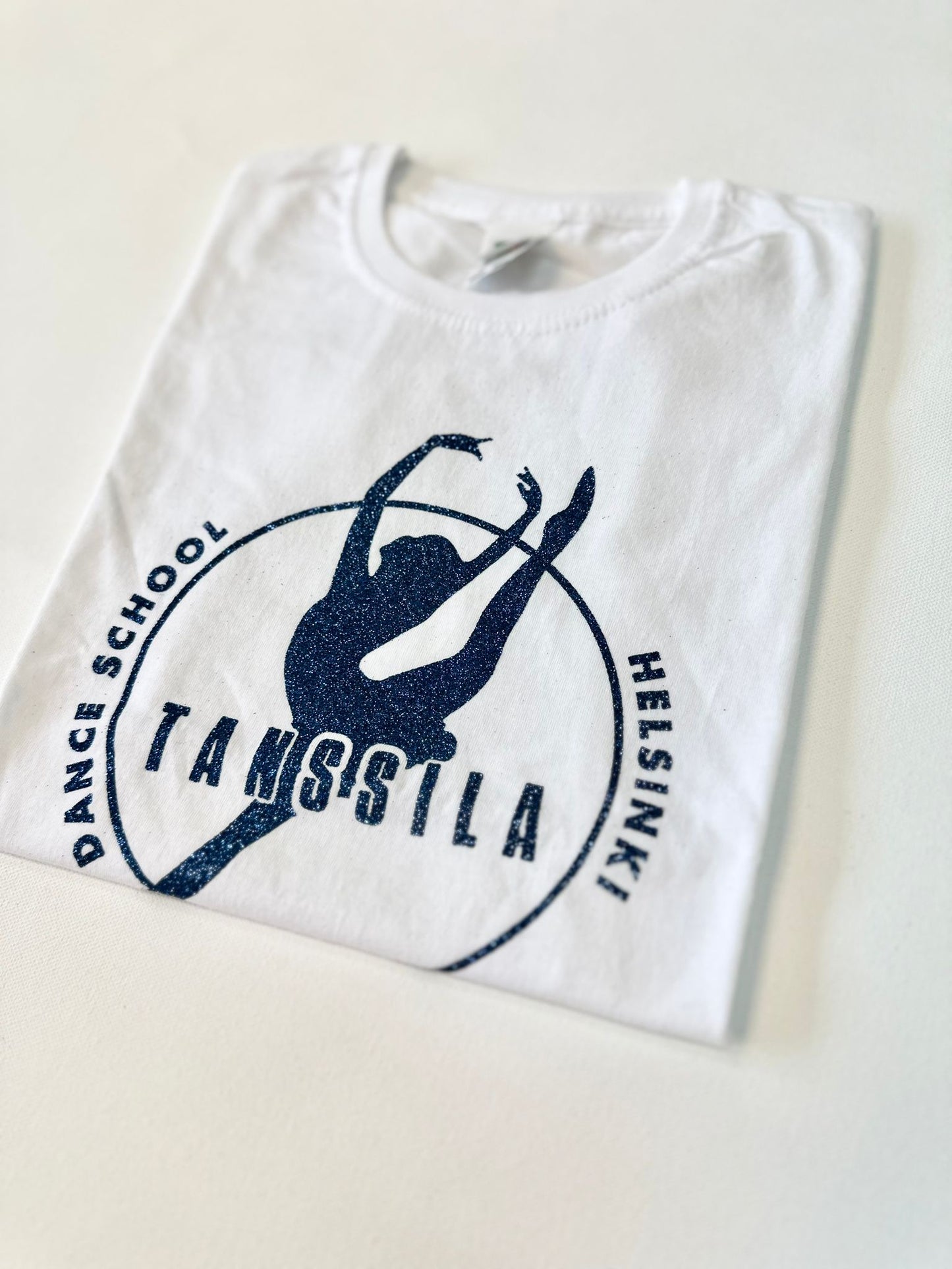 Tanssila, valkoinen t-paita pinkillä glitterillä