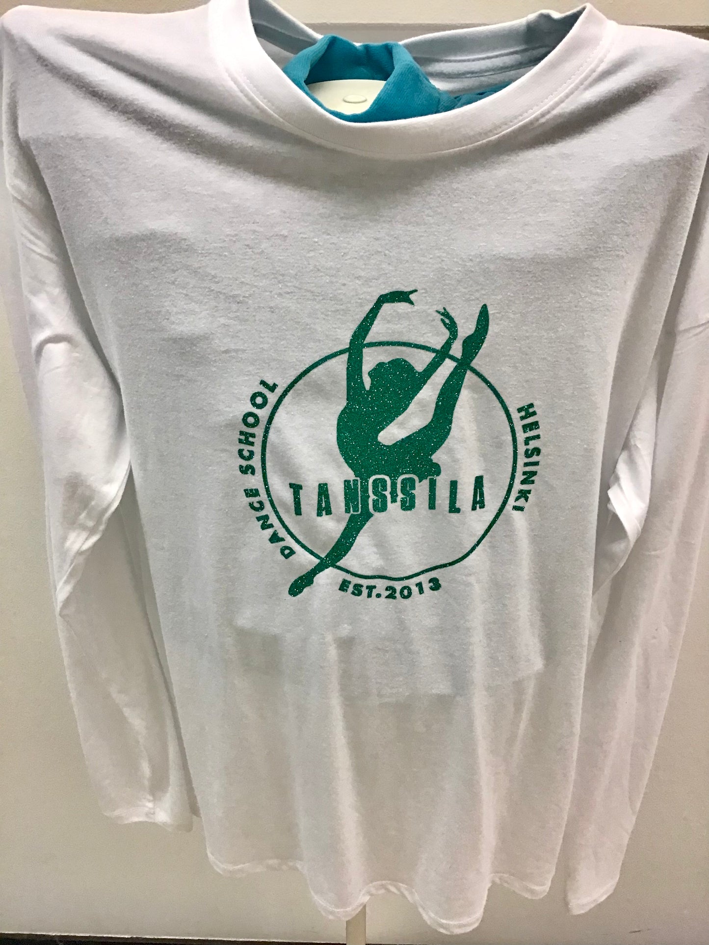 Tanssila ympyrälogo valkoinen pitkähihainen, jade glitter (aikuisten)