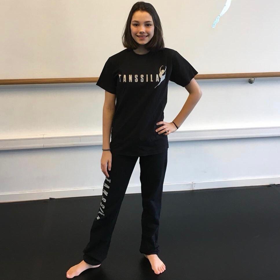 Tanssila, musta t-paita basic logolla