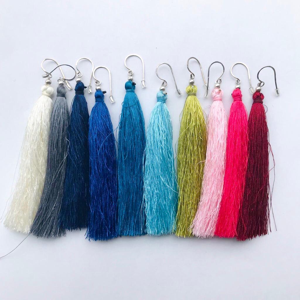 Hippakorut, valkoiset tupsukorvakorut