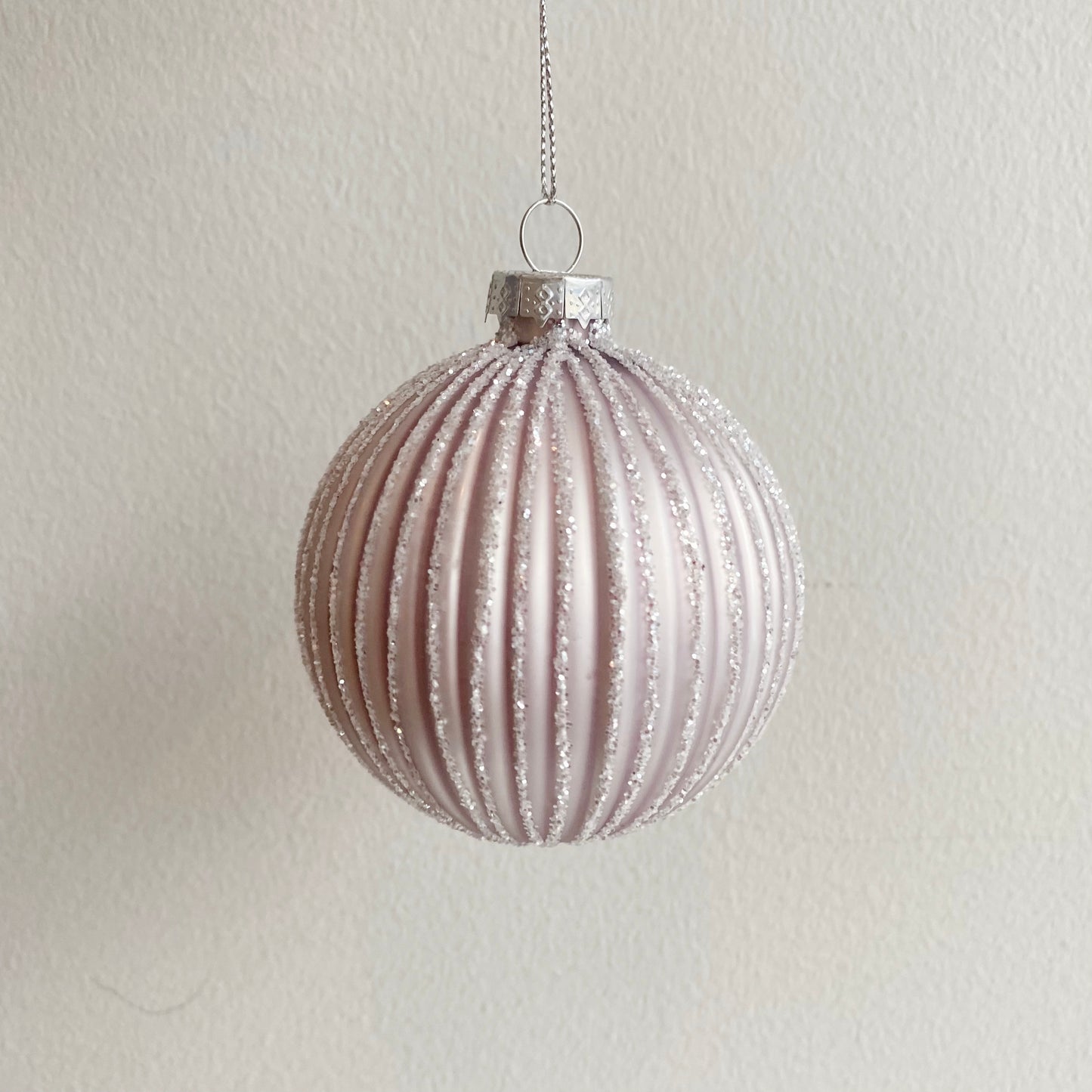 Villa Weiste, vaaleanpunainen joulupallo