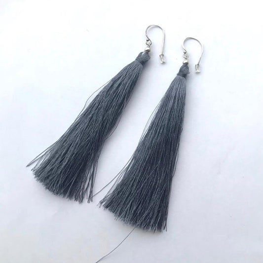 Hippakorut, harmaat tupsukorvakorut