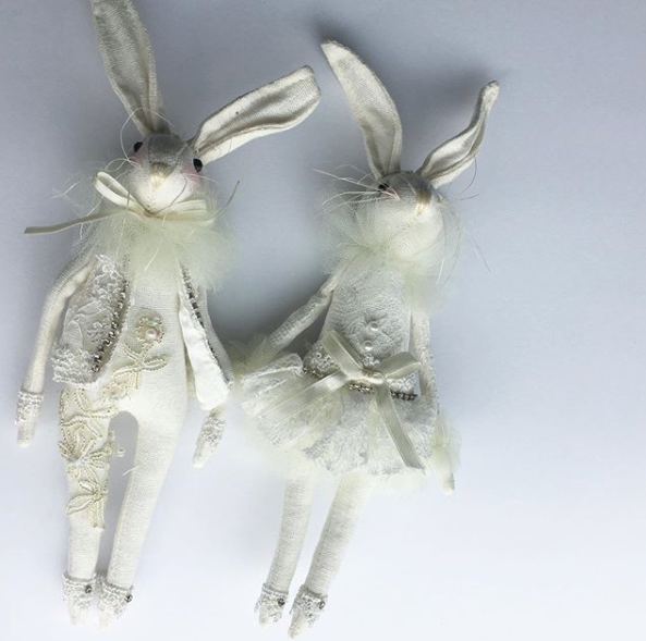 Valkoinen pupu ripustuslenkillä