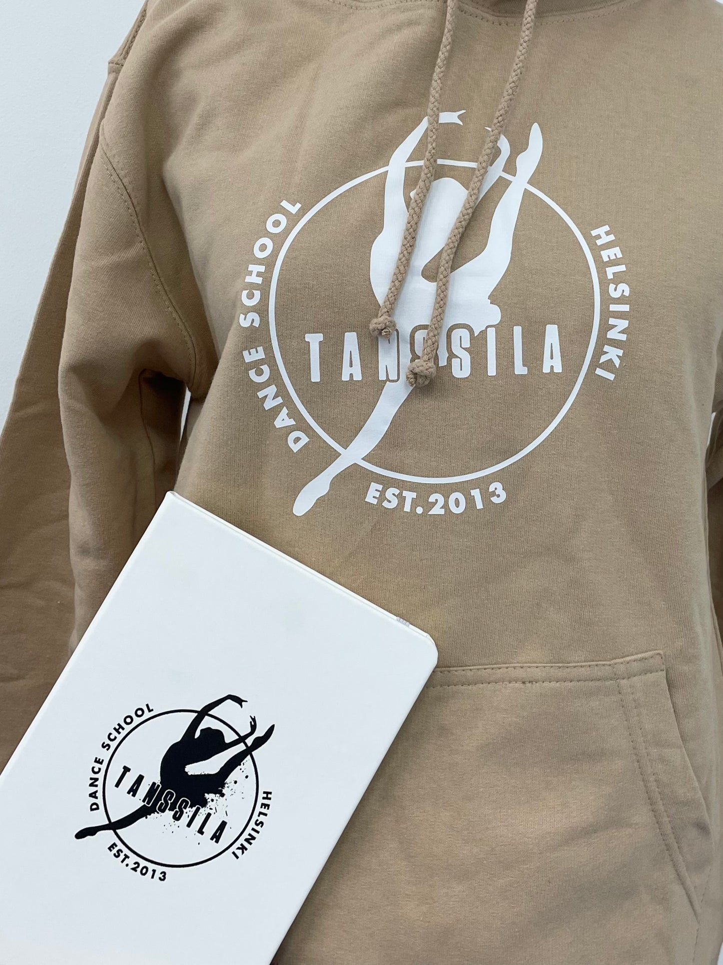 Tanssila, nude huppari, valkoinen painatus