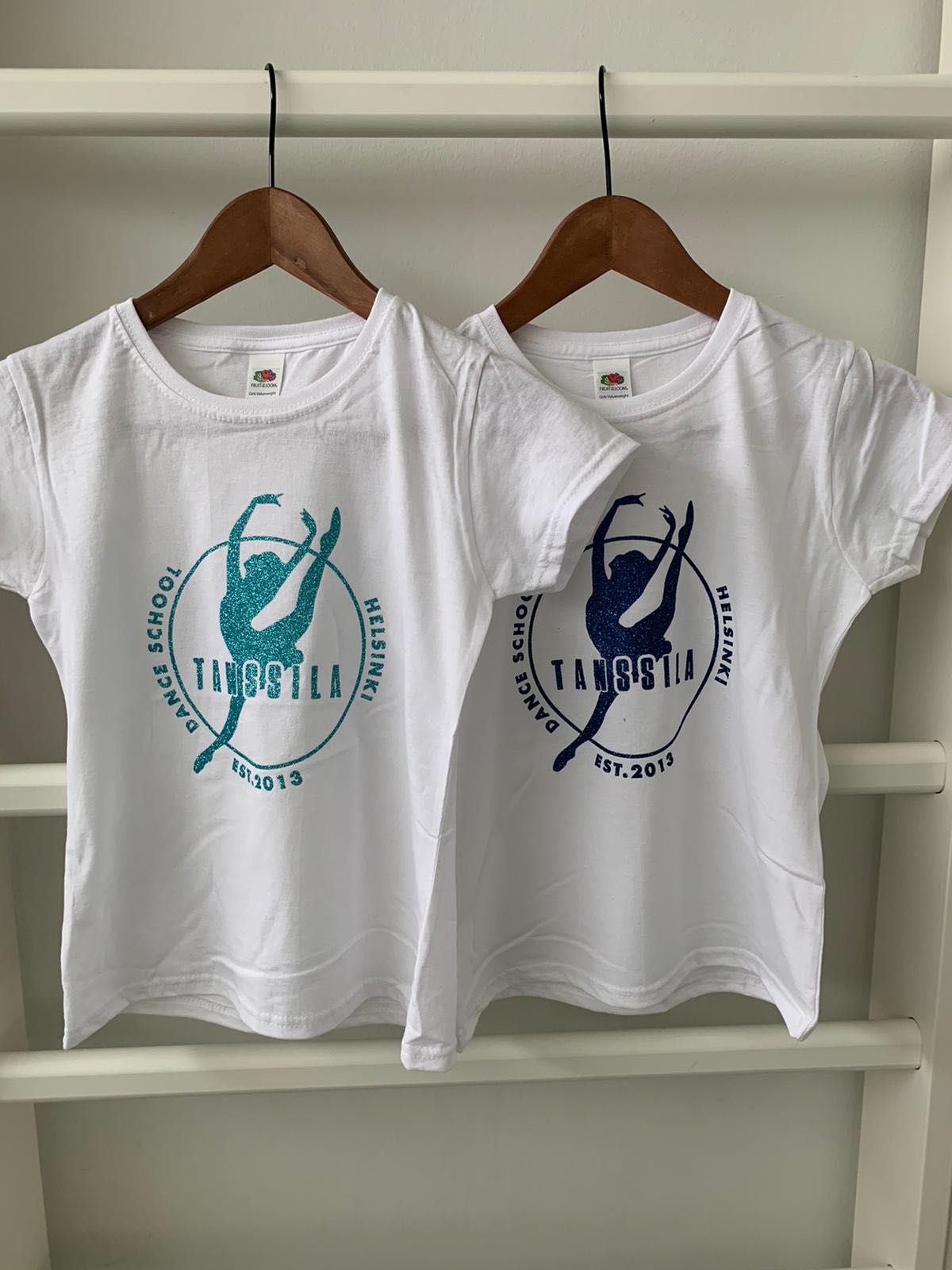 Tanssila, valkoinen t-paita tummansinisellä glitterillä