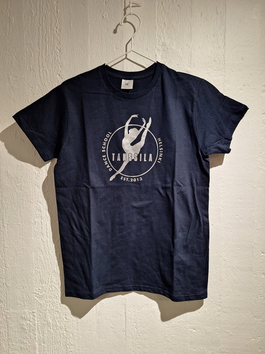 Tanssila, aikuisten tummansininen t-paita hopeisella logolla