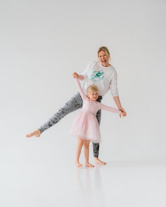 Tanssila ympyrälogo valkoinen pitkähihainen, jade glitter (aikuisten)